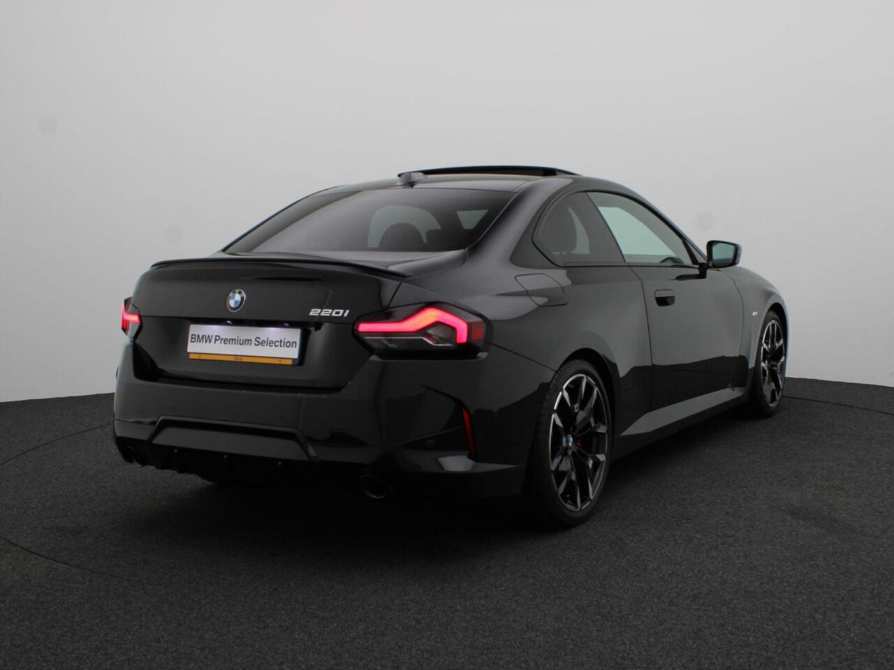 BMW 2-SERIE Coupé 220i High Executive | M Sportpakket Pro | Innovation Pack | Premium Pack | Stuurwielrand Verwarmd | Comfort Access | Schuifdak | Elektrisch Verstelbare Sportstoelen | Active Cruise Control | Harman Kardon | 19''