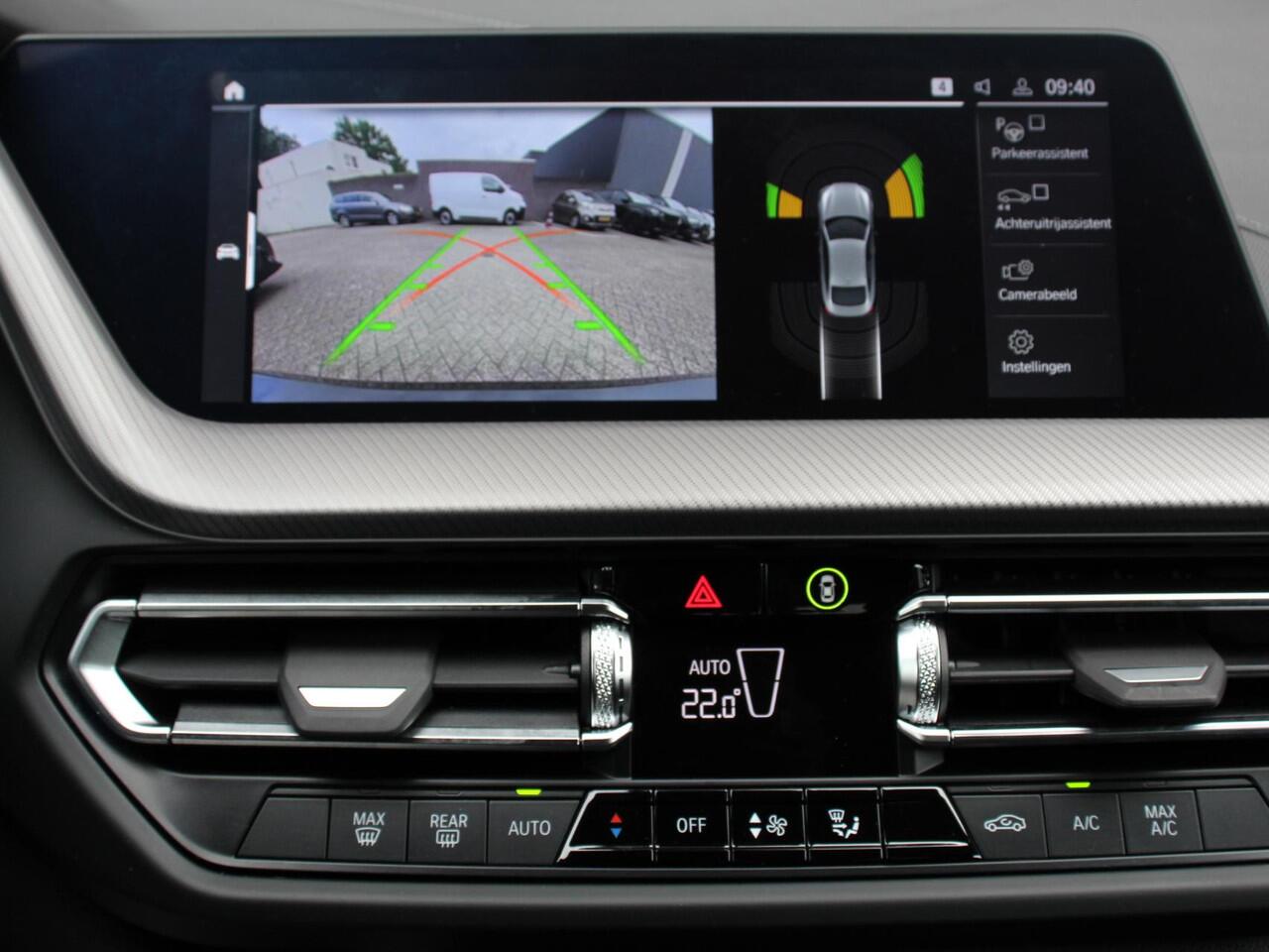 BMW 2-SERIE Gran Coupé 218i Automaat Introduction Edition | Panorama dak | Camera | Navigatie | Lichtmetalen velgen | Parkeer sensoren | Climate Control