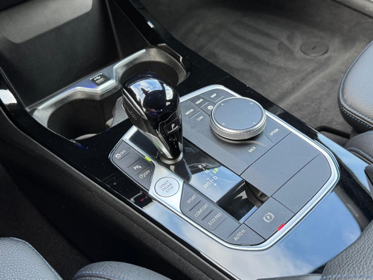 BMW 2-SERIE 218i M-SPORT AUT. HALF-LEER NAVI CAMERA CARPLAY TREKHAAK AIRCO LMV