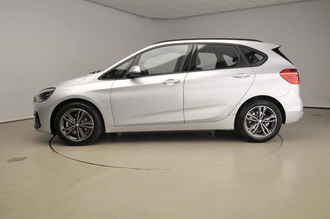 BMW 2-SERIE Active Tourer 218i Automaat Sportline / Trekhaak / PDC / Climate / Cruise / LED / Head-up / Sportstoelen / Alu wielen 17 inch