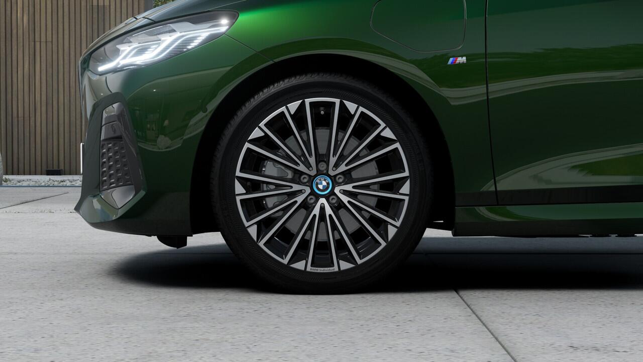 BMW 2-SERIE Active Tourer 225xe High Executive M Sport Automaat / Panoramadak / Sportstoelen / Adaptieve LED / M Adaptief onderstel / Comfort Access / Head-Up / Parking Assistant Plus / Stuurverwarming