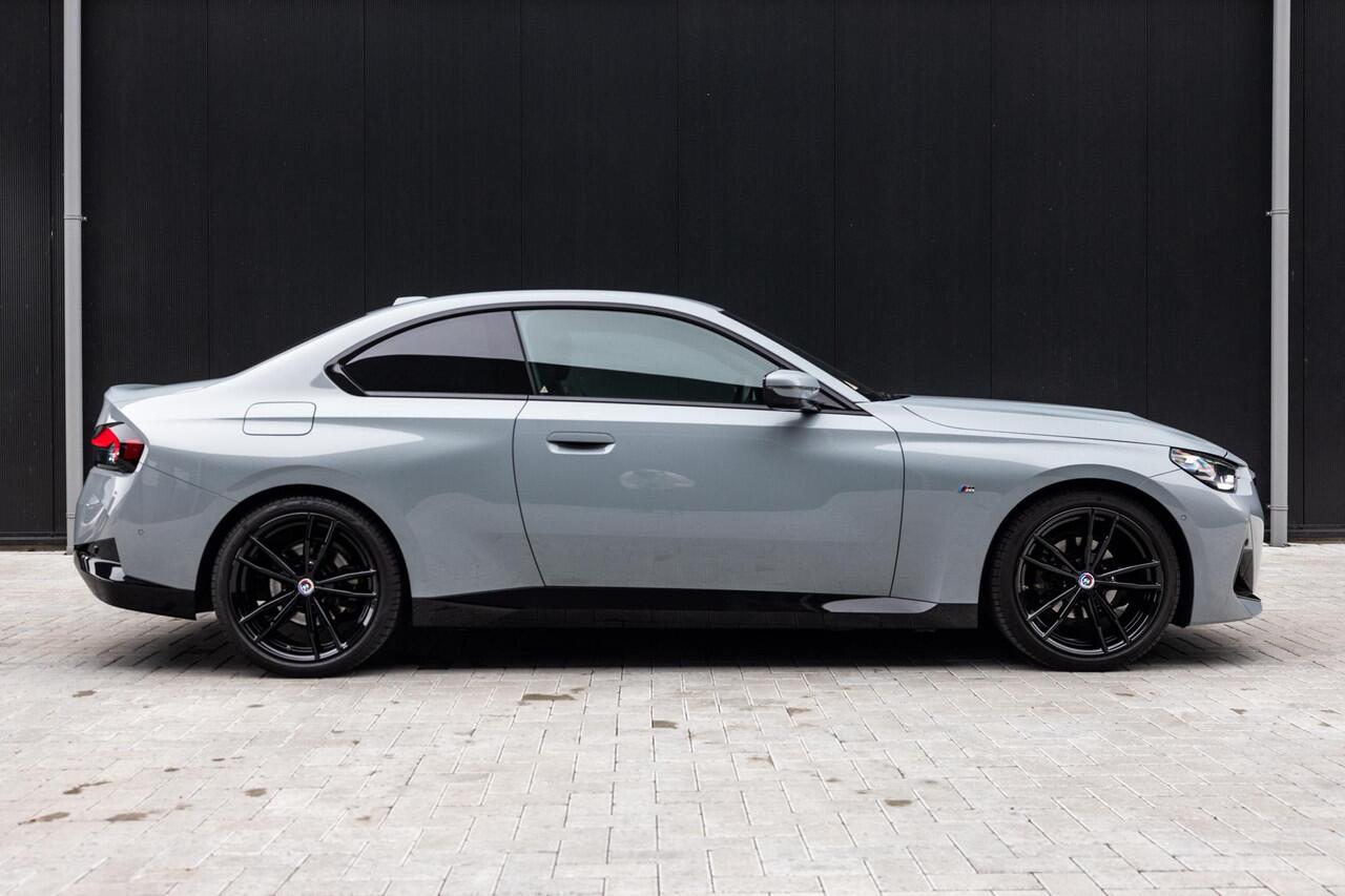 BMW 2-SERIE Coupé 218i | M-Sport | Live Dashboard Plus | Apple Carplay/Android Auto | NL auto | Cruise control adaptief | 19'' LMV | Stoelverwarming | Sportstoelen |