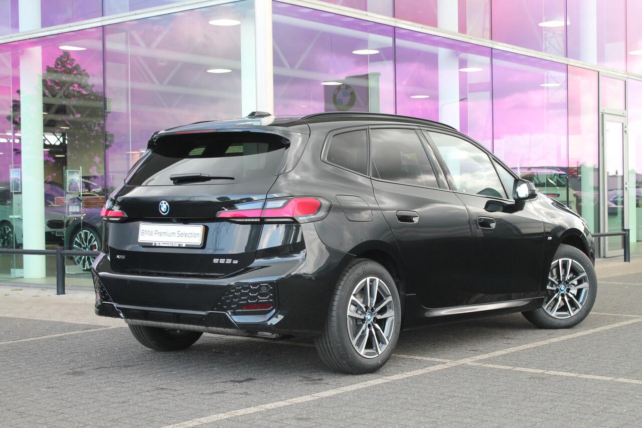 BMW 2-SERIE Active Tourer 225e xDrive High Executive M Sport Automaat / Panoramadak / Trekhaak / Sportstoelen / Adaptieve LED / M Adaptief onderstel / Head-Up / Parking Assistant Plus