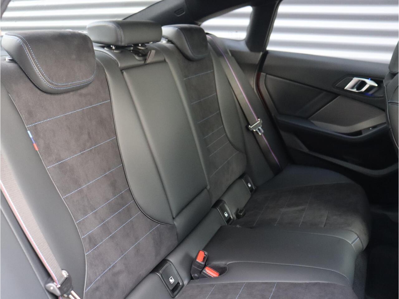 BMW 2-SERIE Gran Coupé 220 | M Sportpakket Pro | Panodak | Harman Kardon | Getint Glas | Premium Pack | Driving Assistant | Comfort Acces | 18'' LMV