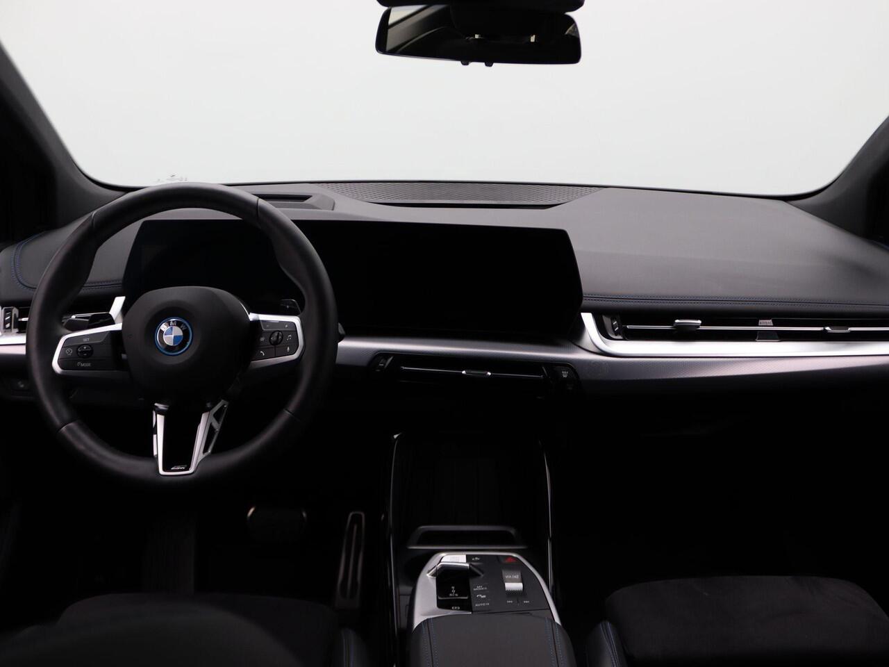 BMW 2-SERIE Active Tourer 230e xDrive M Sportpakket | Harman Kardon | Head-Up Display | Driving Assist Plus | Innovation Pack | 17"