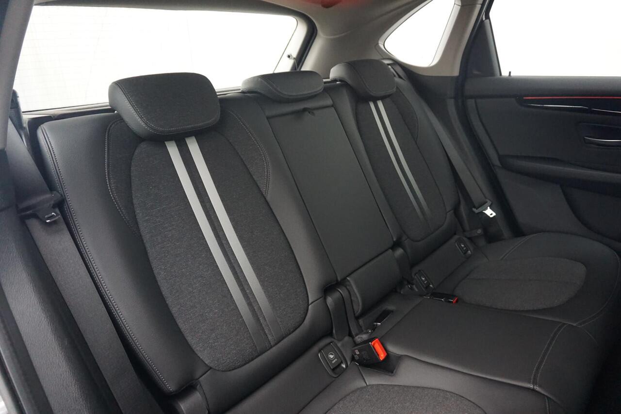 BMW 2-SERIE Active Tourer 218i Executive Sport Line 17'' / Trekhaak / Head-Up Display / PDC