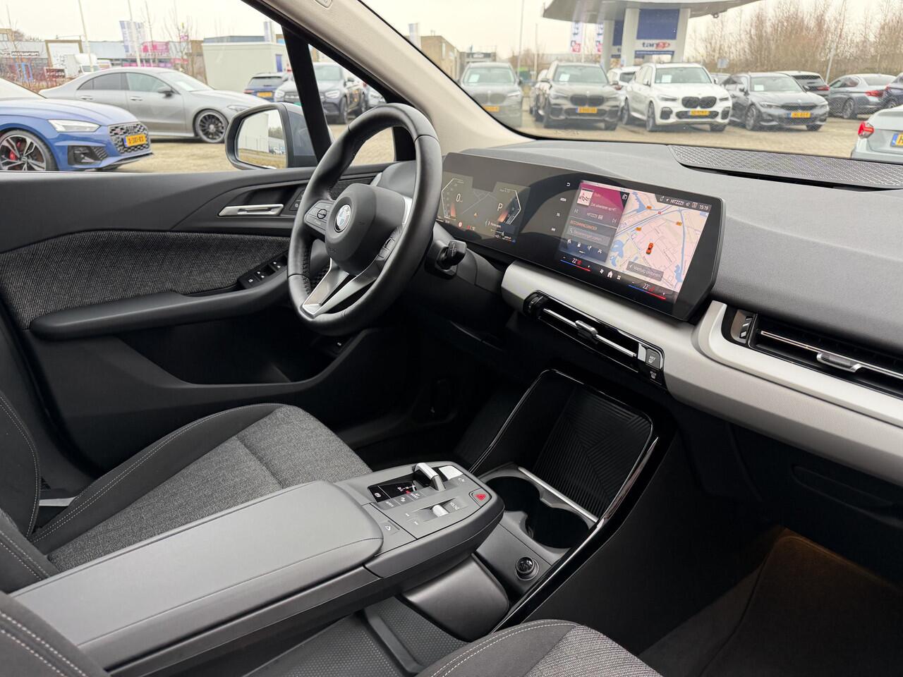 BMW 2-SERIE Active Tourer 218i Trekhaak Panoramadak Stuurwielverwarming Stoelverwarming LED Achteruitrijcamera Keyless Entry Carplay