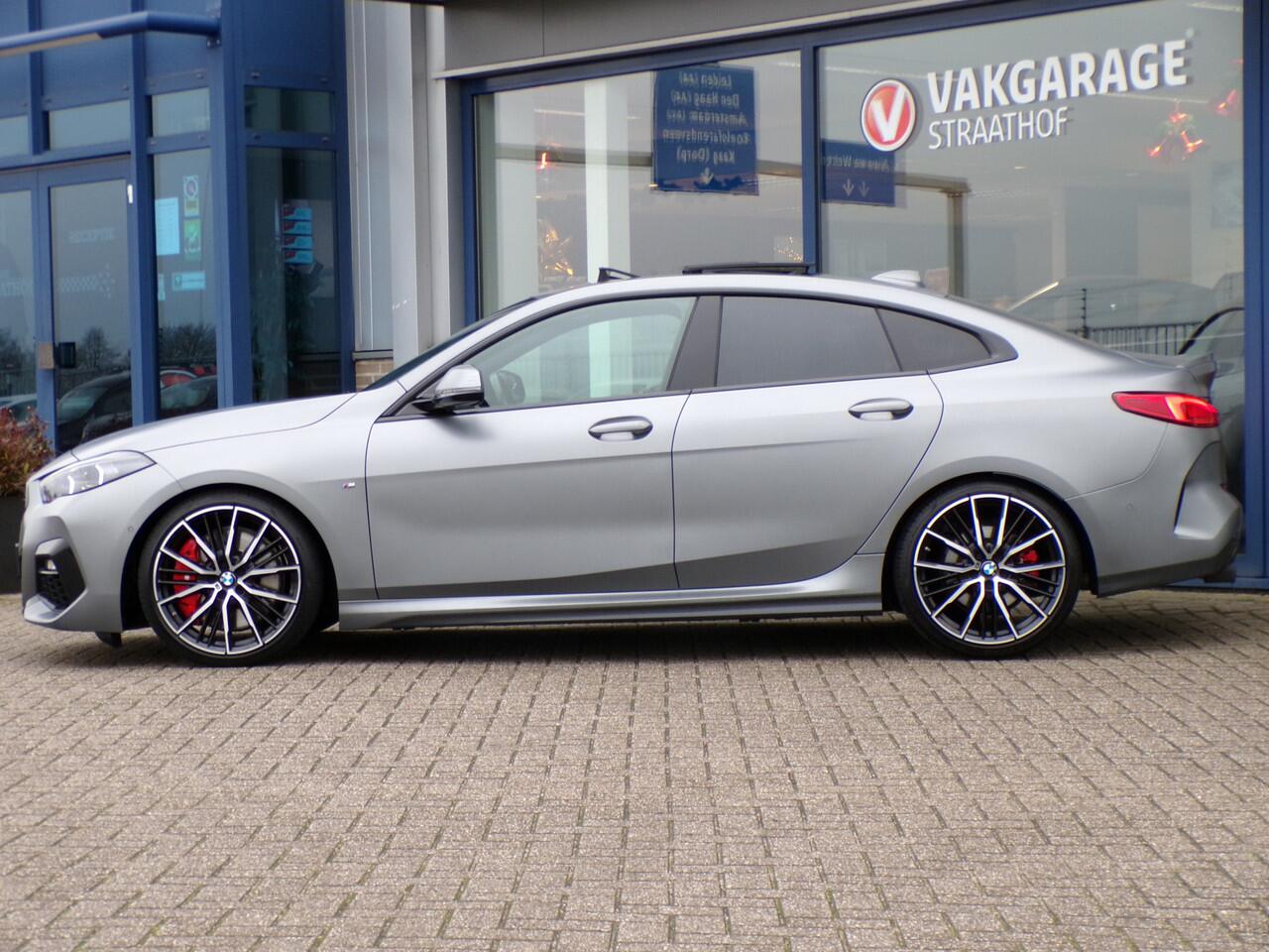 BMW 2-SERIE Gran Coupé 220i, Harman Kardon / Schuifdak / Sensoren + Camera / Keyless / Leder / Stoel + Stuurverwarming / 19'' LMV