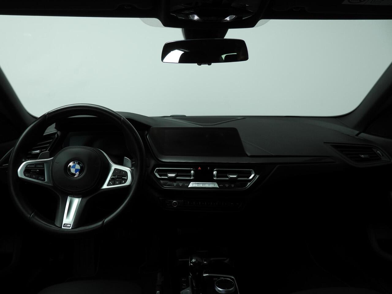 BMW 2-SERIE Gran Coupe 220i | LED | Navigatie | Sportstoelen | Shadow line | DAB | Hifi speakers | Alu 18 inch