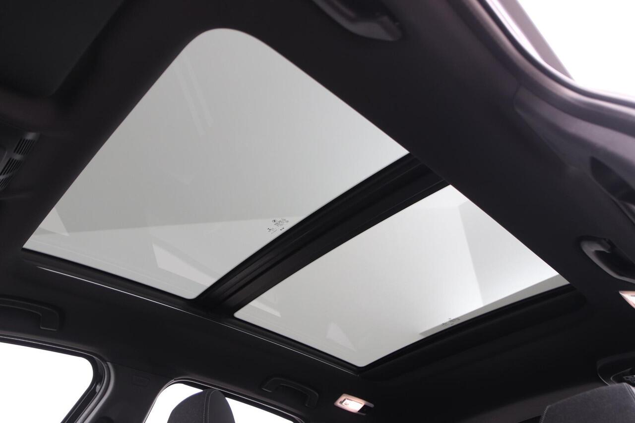 BMW 2-SERIE Active Tourer 218i High Executive | Panoramadak | Trekhaak | Head-Up | Camera