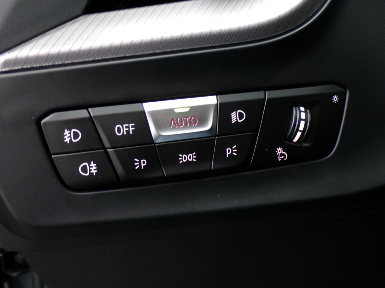 BMW 2-SERIE Gran Coupé 220i, Harman Kardon / Schuifdak / Sensoren + Camera / Keyless / Leder / Stoel + Stuurverwarming / 19'' LMV