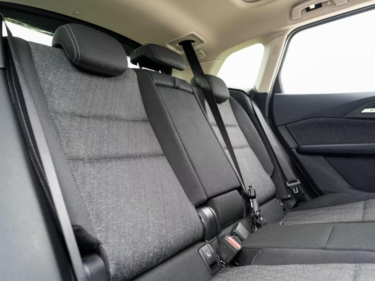 BMW 2-SERIE Active Tourer 218i Trekhaak Panoramadak Stuurwielverwarming Stoelverwarming LED Achteruitrijcamera Keyless Entry