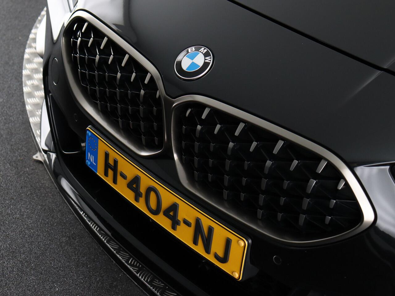BMW 2-SERIE Gran Coupé M235i xDrive High Executive Edition (NL-Auto / Leder kuipstoelen / Pano / H&K / ACC)
