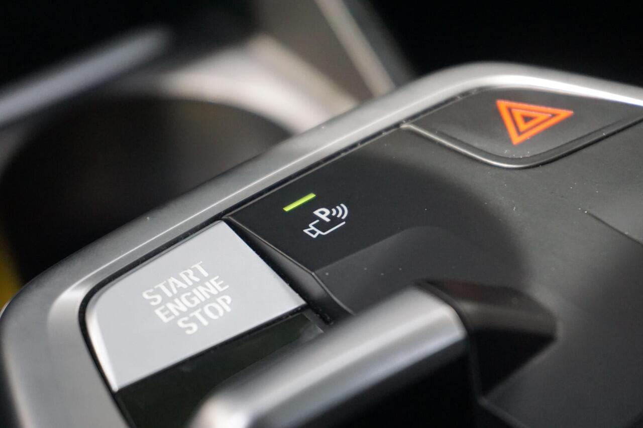 BMW 2-SERIE Active Tourer 218i M Sportpakket | 17 inch LM M Dubbelspaak | Achteruitrijcamera | Parking Assistant | Alarmsysteem klasse 3