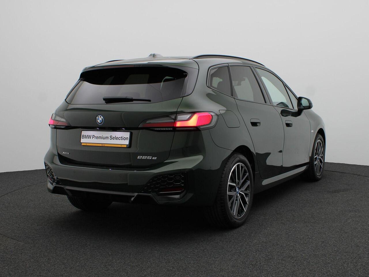 BMW 2-SERIE Active Tourer 225e xDrive M Sportpakket | Premium Pack | Comfort Pack | Travel Pack | Stuurwielrand Verwarmd | Trekhaak | Panoramadak | Elektrisch Verstelbare Sportstoelen | Driving Assistant Plus | Harman Kardon | 18''