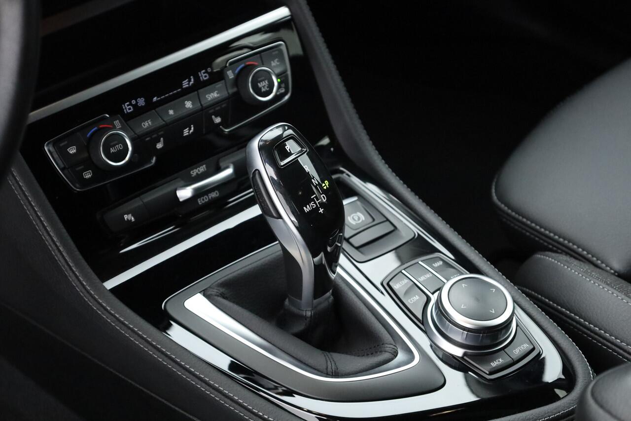 BMW 2-SERIE Active Tourer 220i 192pk | Navi | Afn. Trekhaak | Camera | Keyless | LED | Stoelverw. | 17''