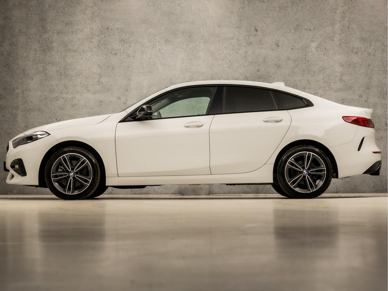 BMW 2-SERIE Gran Coupé 218i Sport Automaat (APPLE CARPLAY, M STUUR, GROOT NAVI, LEDER, GETINT GLAS, SFEERVERLICHTING, SPORTSTOELEN, DAB+, CRUISE, LED KOPLAMPEN, NIEUWSTAAT)