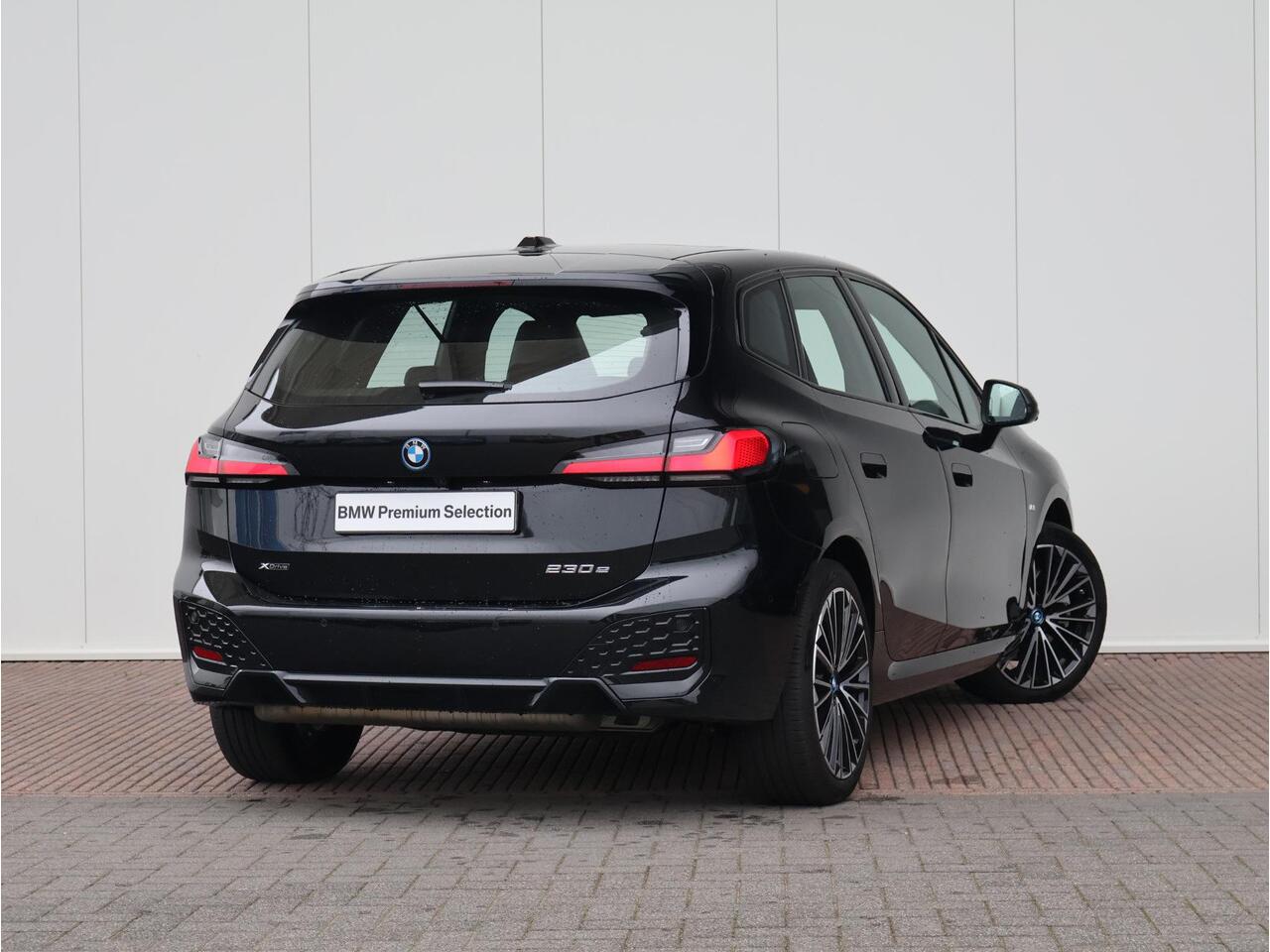 BMW 2-SERIE Active Tourer 230e xDrive M Sport/ Glazen Panoramadak/ Elektrisch verstelbare en verwarmbare stoelen/ Head-Up/ Harman Kardon