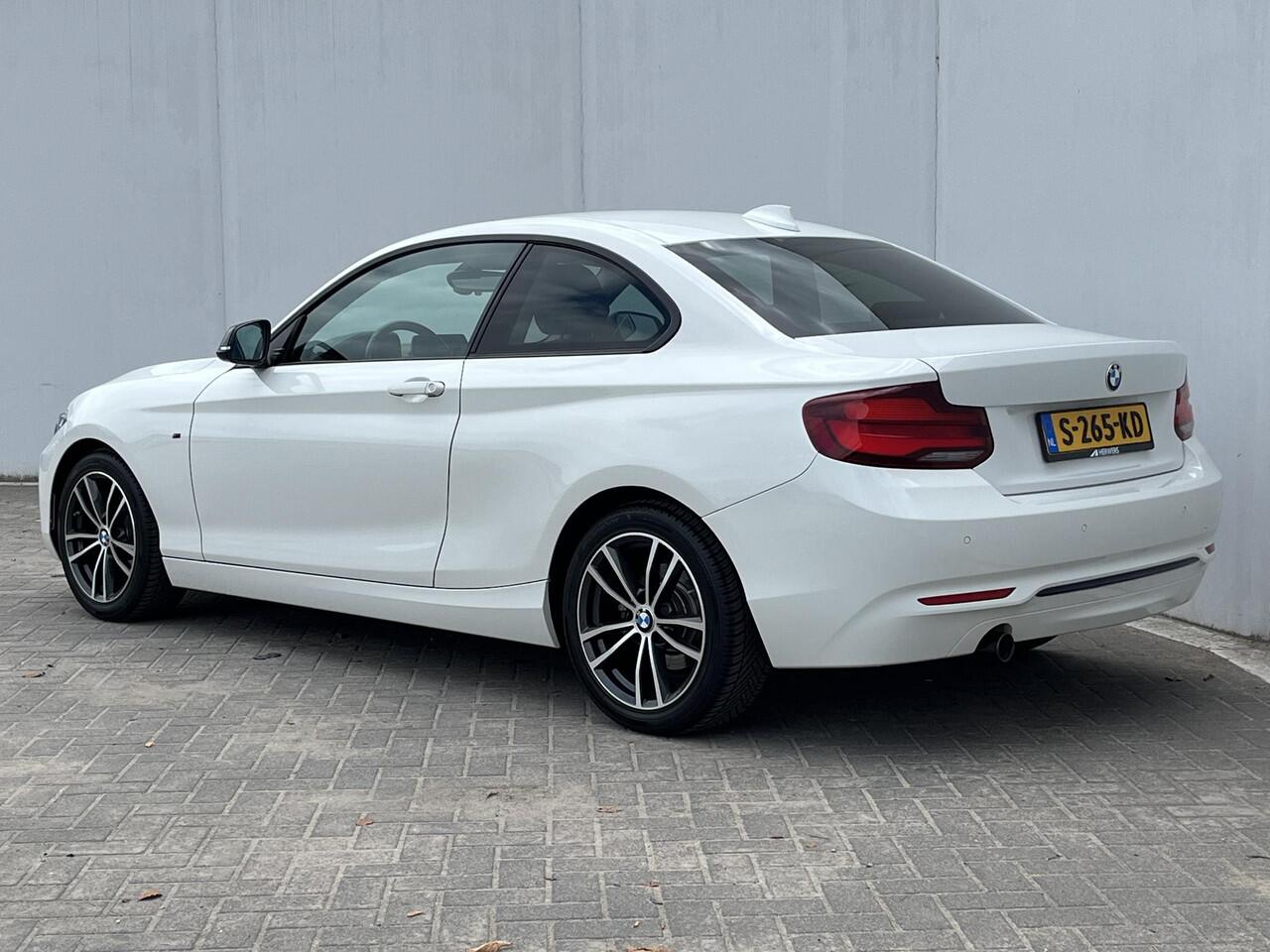 BMW 2-SERIE Coupé 218i Executive Sport Line Business / Automaat / Cruise- en Cruise Control / Verwarmde Voorstoelen / Keyless Start / Parkeersensoren voor + achter / Navigatie full map / M Leder Sportstuur / Lichtmetalen velgen dubbel spaak / Bluetooth /