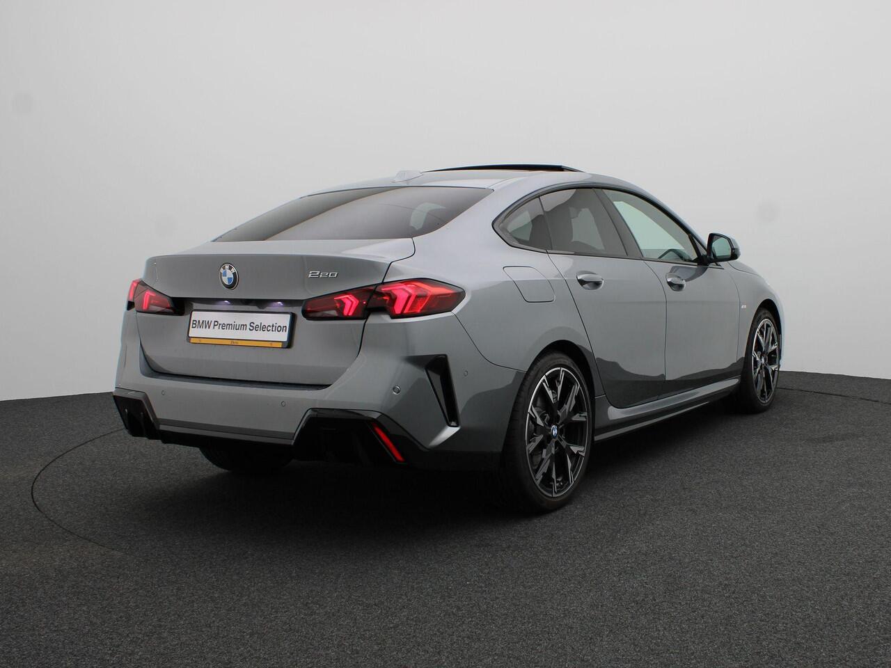 BMW 2-SERIE Gran Coupé 220 M Sportpakket | Premium Pack | Stuurwielrand Verwarmd | Comfort Access | Achteruitrijcamera | Panoramadak | Driving Assistant Plus | Harman Kardon | 19''
