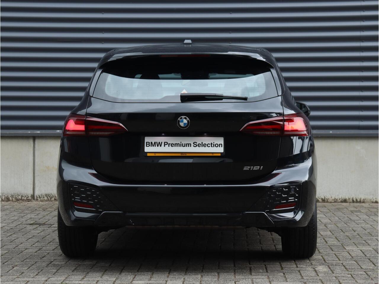 BMW 2-SERIE Active Tourer 218i | M Sportpakket | Trekhaak | Climate Control | Adaptief M Onderstel | Camera | Sportstoelen | LED | 17'' LMV