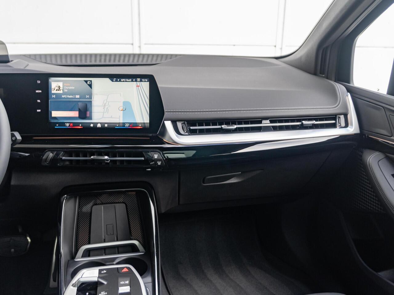 BMW 2-SERIE Active Tourer 225e xDrive | M Sportpakket | Innovation Pack | Verwarmd Stuurwiel | Comfort Access | Panoramadak | Stoelverwarming | Head-Up Display | Trekhaak