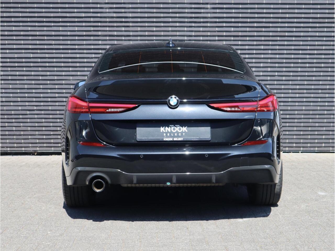 BMW 2-SERIE Gran Coupé 218i High Executive M Sport Pakket Automaat / Live Cockpit Professional / Apple CarPlay / Leder / 18 Inch / Shadow Line / DAB / Extra Getint Glas / LED / Stoelverwarming / Lichtpakket / Parkeersensoren