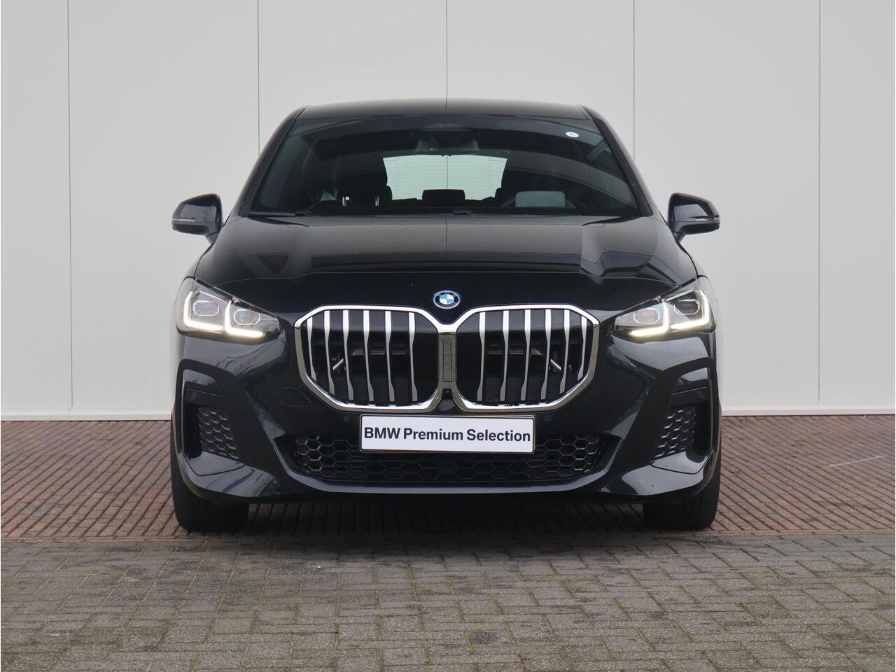 BMW 2-SERIE Active Tourer 230e xDrive / M-Sportpakket / Harman Kardon / Head Up Display / Driving Assistant Plus / Elektrisch Verstelbare Stoelen /