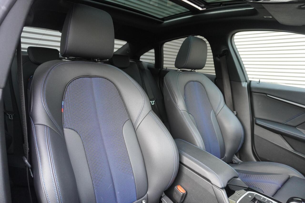 BMW 2-SERIE Gran Coupé 218i Model M Sport | Executive | Glazen panoramadak | 18 inch LM Dubbelspaak M | Alarmsysteem klasse 3 | Extra getint glas