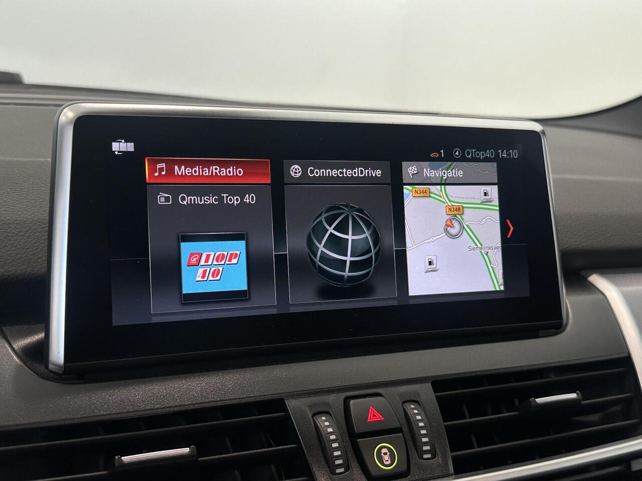 BMW 2-SERIE Active Tourer 218i High Executive | M Sport | Panoramadak | Trekhaak afneembaar | Parkeersensoren voor, achter en achteruitrijcamera