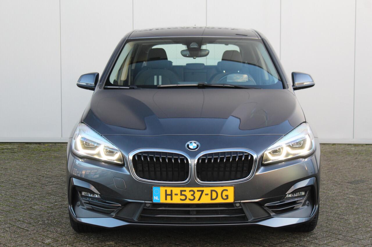 BMW 2-SERIE Active Tourer 218i-140pk Executive Edition AUTOMAAT ! Uiterst nette, erg luxe en goed onderhouden hoogzitter. Autm. airco, metallic lak, trekhaak, cruise control, HUD, LED verl., elektr. achterklep, navigatie, telefoonvoorb., LM wielen+all season banden r