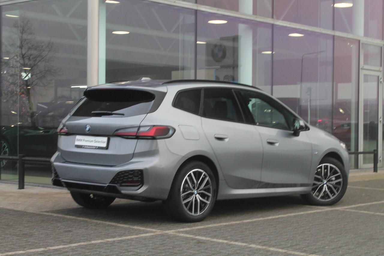 BMW 2-SERIE Active Tourer 225e xDrive High Executive M Sport Automaat / Panoramadak / Trekhaak / Sportstoelen / Stoelverwarming / Adaptieve LED / Harman Kardon / Head-Up / Parking Assistant Plus
