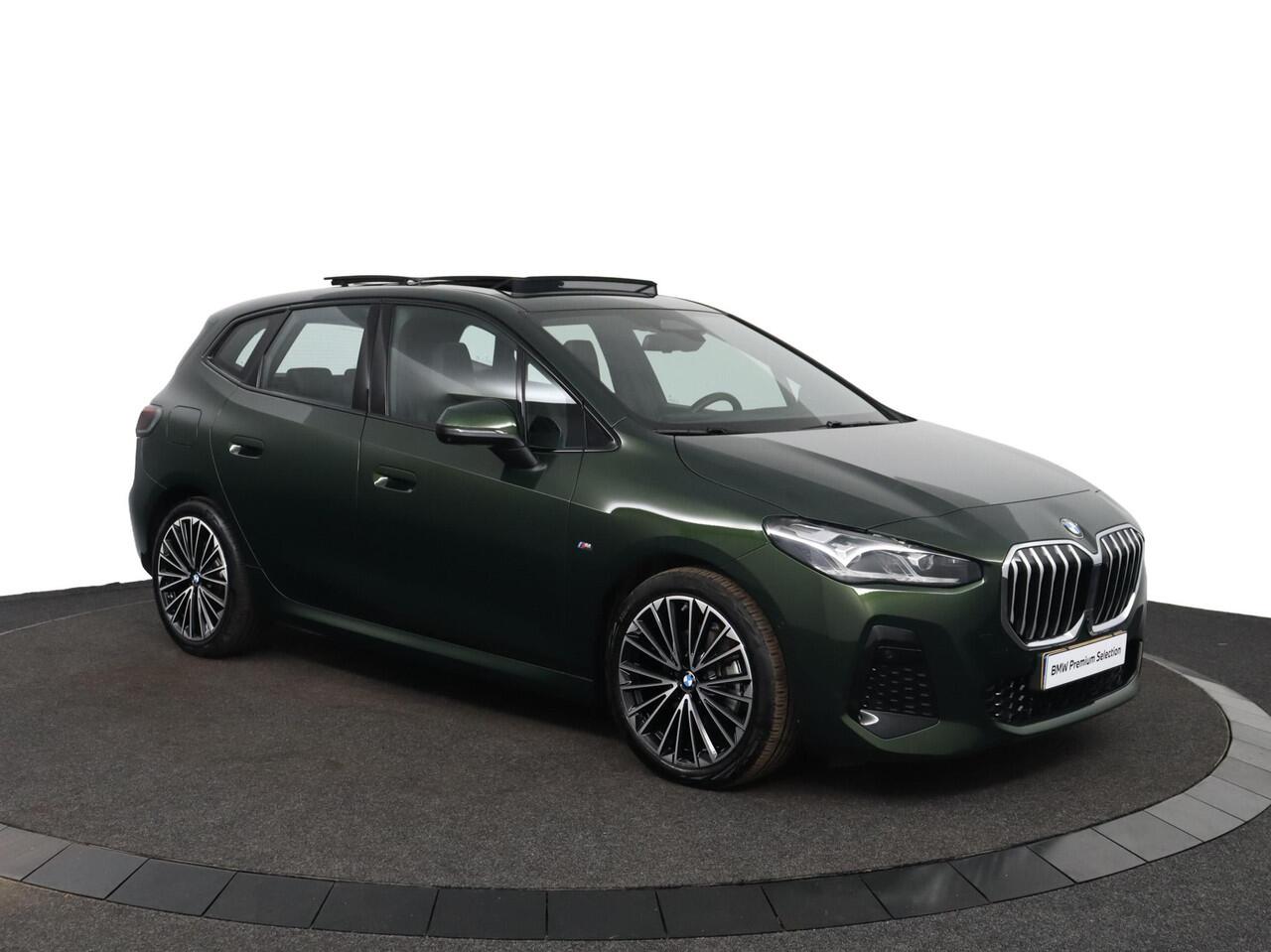 BMW 2-SERIE Active Tourer 220i M Sportpakket | Harman-Kardon | Innovation Pack | Panoramadak | Comfort Access | Head-Up | M Adaptief onderstel