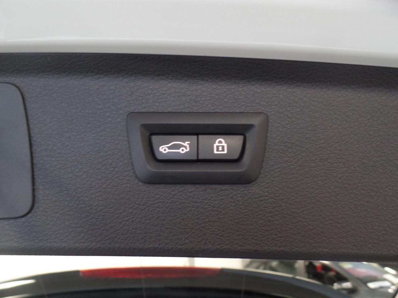 BMW 2-SERIE Active Tourer 225xe iPerformance eDrive Edition Navigatie, Clima controle, Cruise controle, Elek stoelen, Stoelverwarming, Head up display, Lederen bekleding, Pdc V/A, Xenon, Lm velgen 18'', Full options, Nederlandse auto!! Bovag afleverpakket 695,-