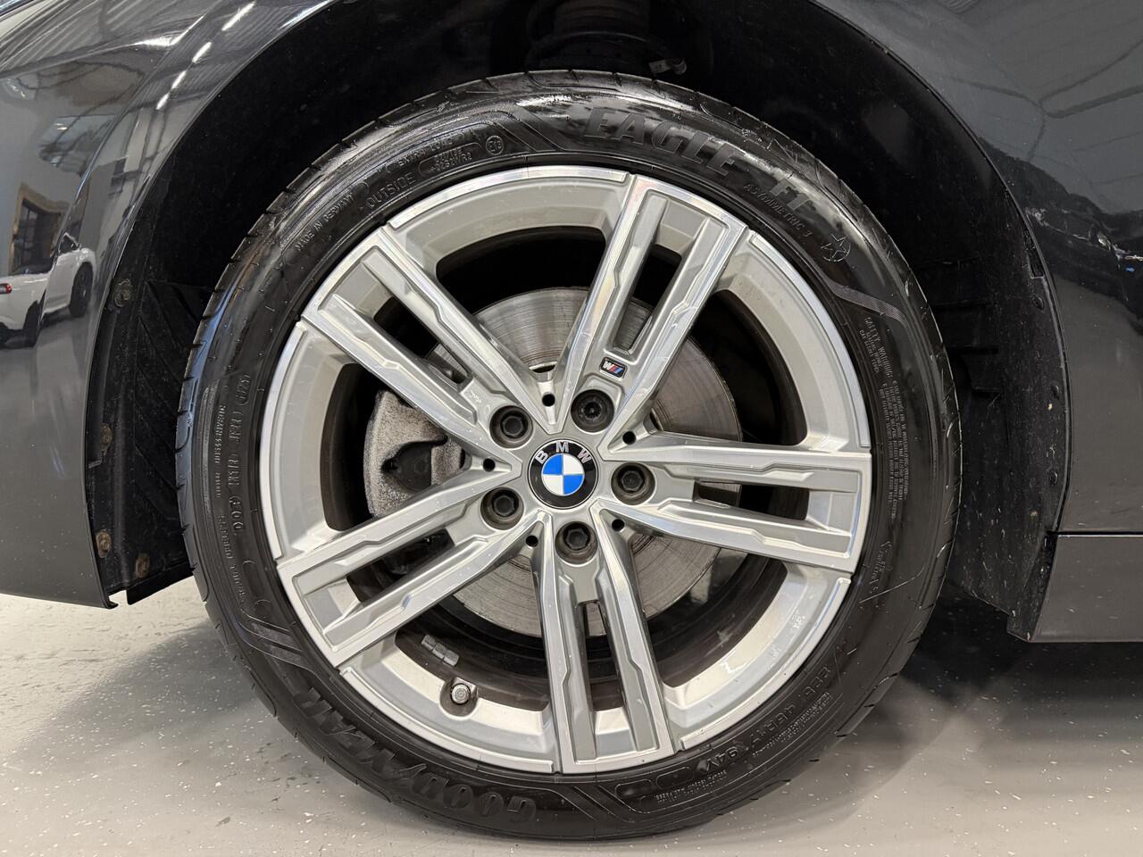 BMW 2-SERIE Gran Coupé 218i Edition BLACK Aut. 96.514km/LED/CARPLAY/LIVE COCKPIT PRO/17"M-SPORT/CRUISE/DRIVING-ASS/SHADOW-LINE/BLACK-GRILLE/SAPHIRSCHWARZ-METALLIC/ORIG. NL AUTO