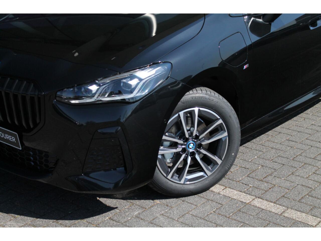 BMW 2-SERIE Active Tourer 225e xDrive High Executive M Sport Automaat / Panoramadak / Trekhaak / Sportstoelen / Adaptieve LED / M Adaptief onderstel / Head-Up / Parking Assistant Plus