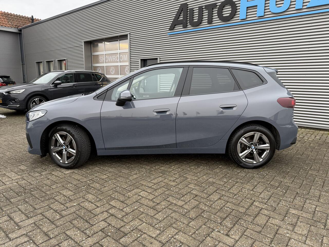 BMW 2-SERIE Active Tourer 218i Trekhaak Panoramadak Stuurwielverwarming Stoelverwarming LED Achteruitrijcamera Keyless Entry Carplay