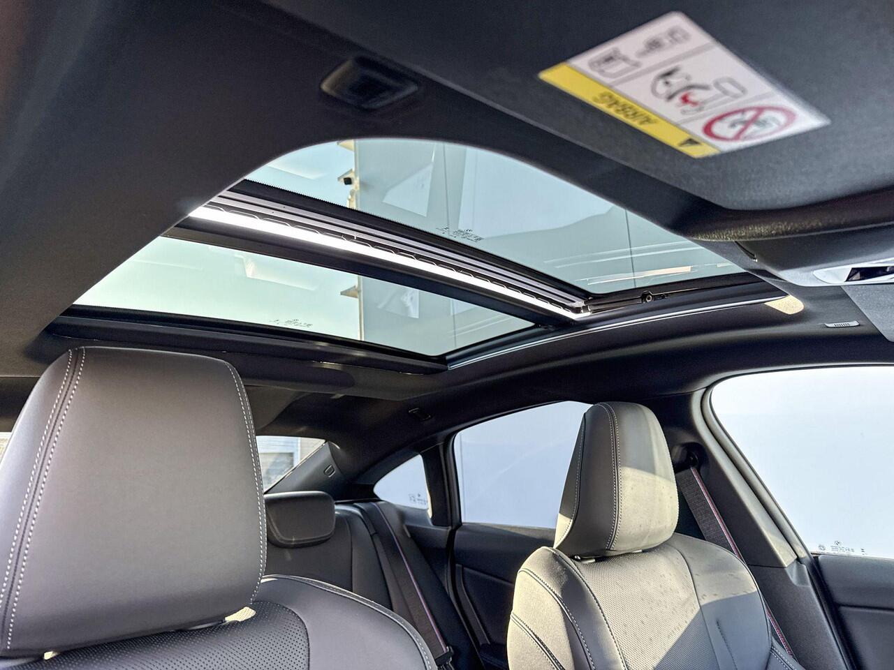 BMW 2-SERIE Gran Coupé 220 M Sport M-Sport Pro / Getinte Ramen / Glazen Dak / Stoel- en Stuurverwarming / Harman Kardon Audio