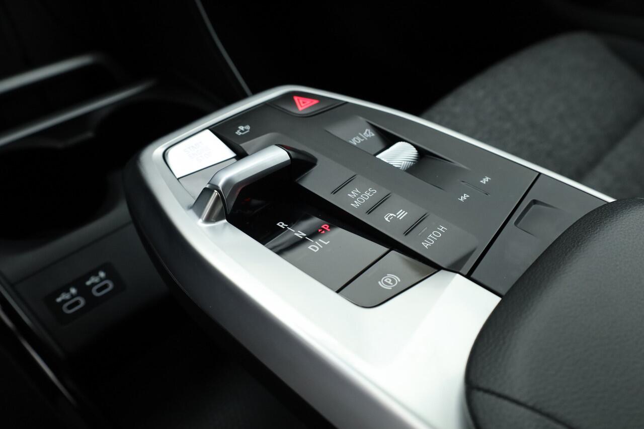 BMW 2-SERIE Active Tourer 220i | Navi | Camera | Stoelverw. | Apple CarPlay | Cruise | 17'' v