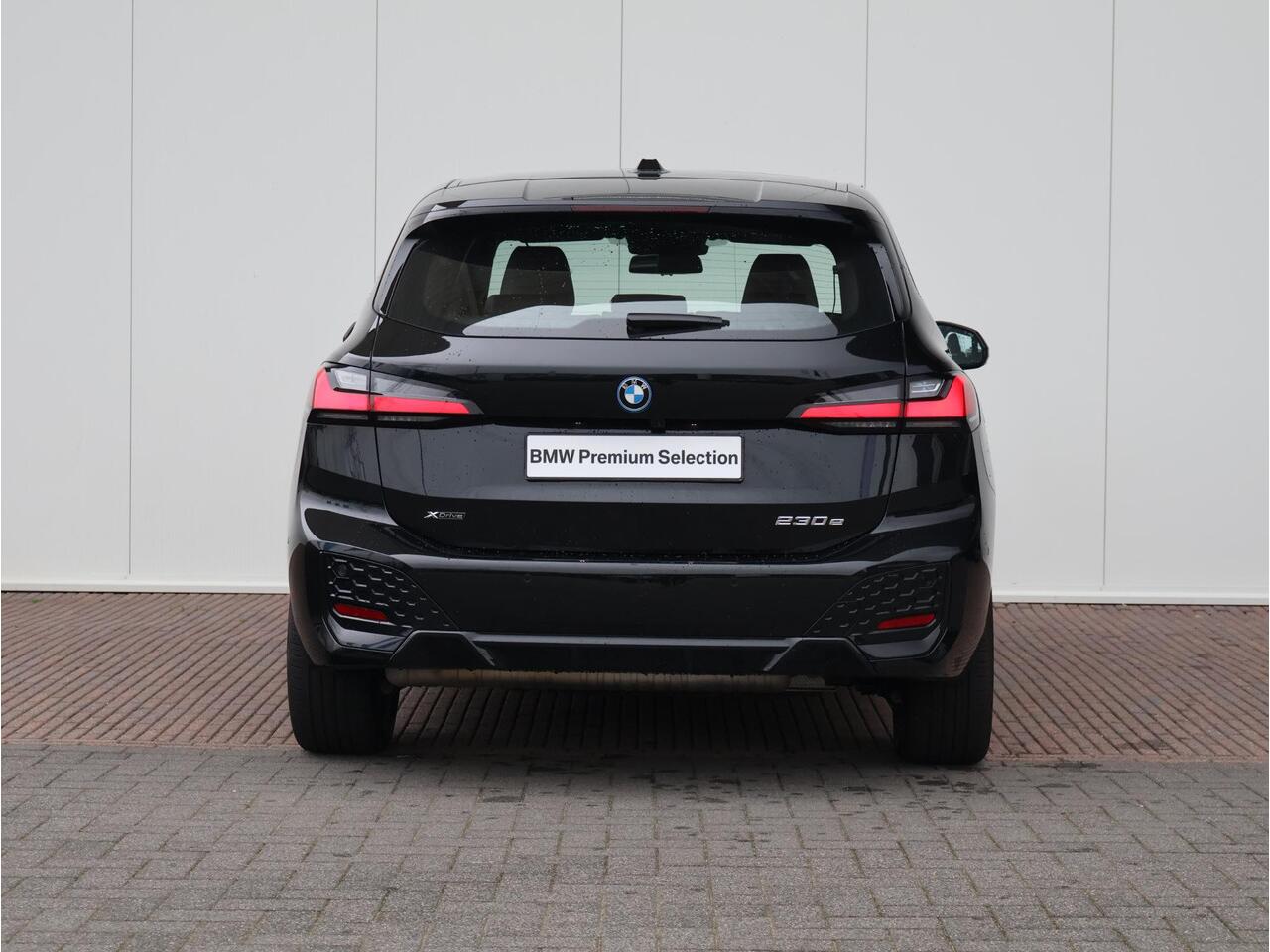 BMW 2-SERIE Active Tourer 230e xDrive M Sport/ Glazen Panoramadak/ Elektrisch verstelbare en verwarmbare stoelen/ Head-Up/ Harman Kardon