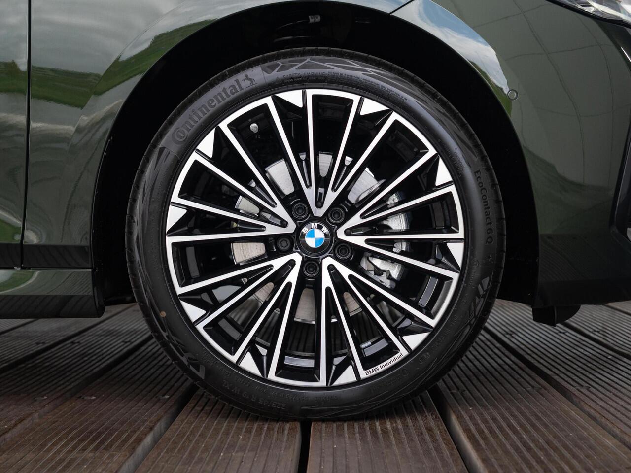 BMW 2-SERIE Active Tourer 225e xDrive | M Sportpakket | Innovation Pack | Verwarmd Stuurwiel | Comfort Access | Panoramadak | Stoelverwarming | Head-Up Display | Trekhaak