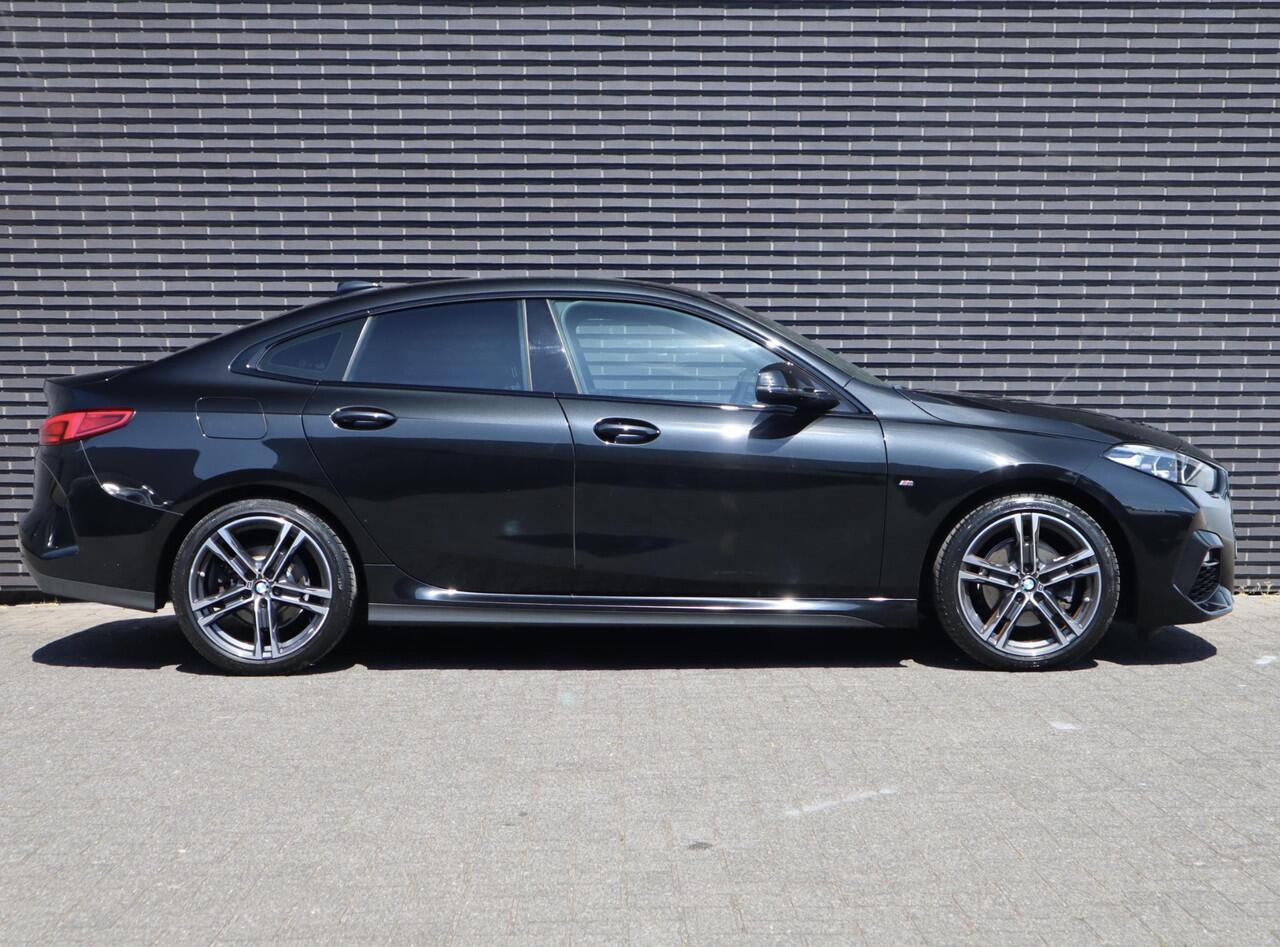 BMW 2-SERIE Gran Coupé 218i High Executive M Sport Pakket Automaat / Live Cockpit Professional / Apple CarPlay / Leder / 18 Inch / Shadow Line / DAB / Extra Getint Glas / LED / Stoelverwarming / Lichtpakket / Parkeersensoren