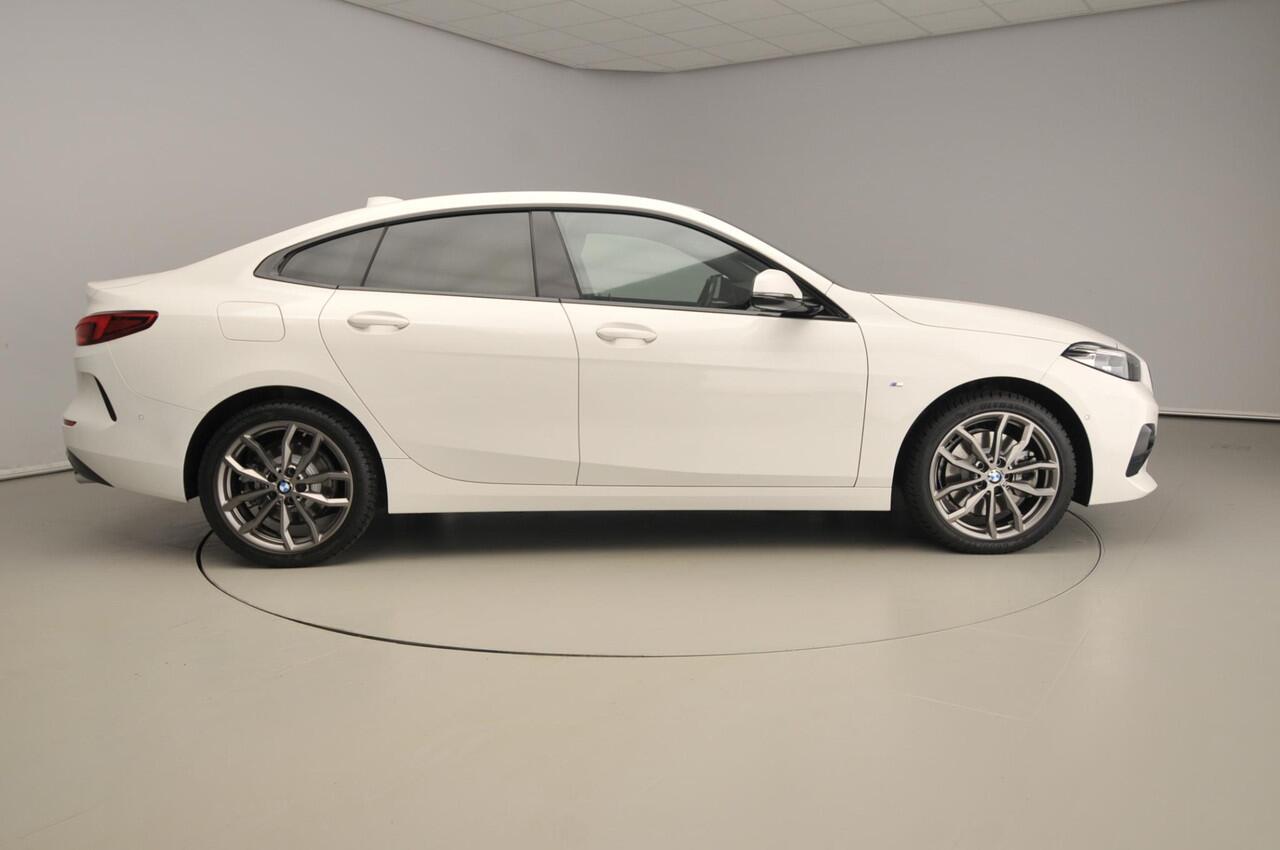 BMW 2-SERIE Gran Coupe 220i | LED | Navigatie | Sportstoelen | Shadow line | DAB | Hifi speakers | Alu 18 inch