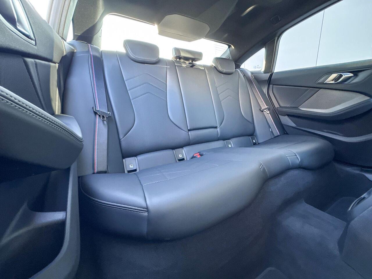 BMW 2-SERIE Gran Coupé 220 M Sport M-Sport Pro / Getinte Ramen / Glazen Dak / Stoel- en Stuurverwarming / Harman Kardon Audio