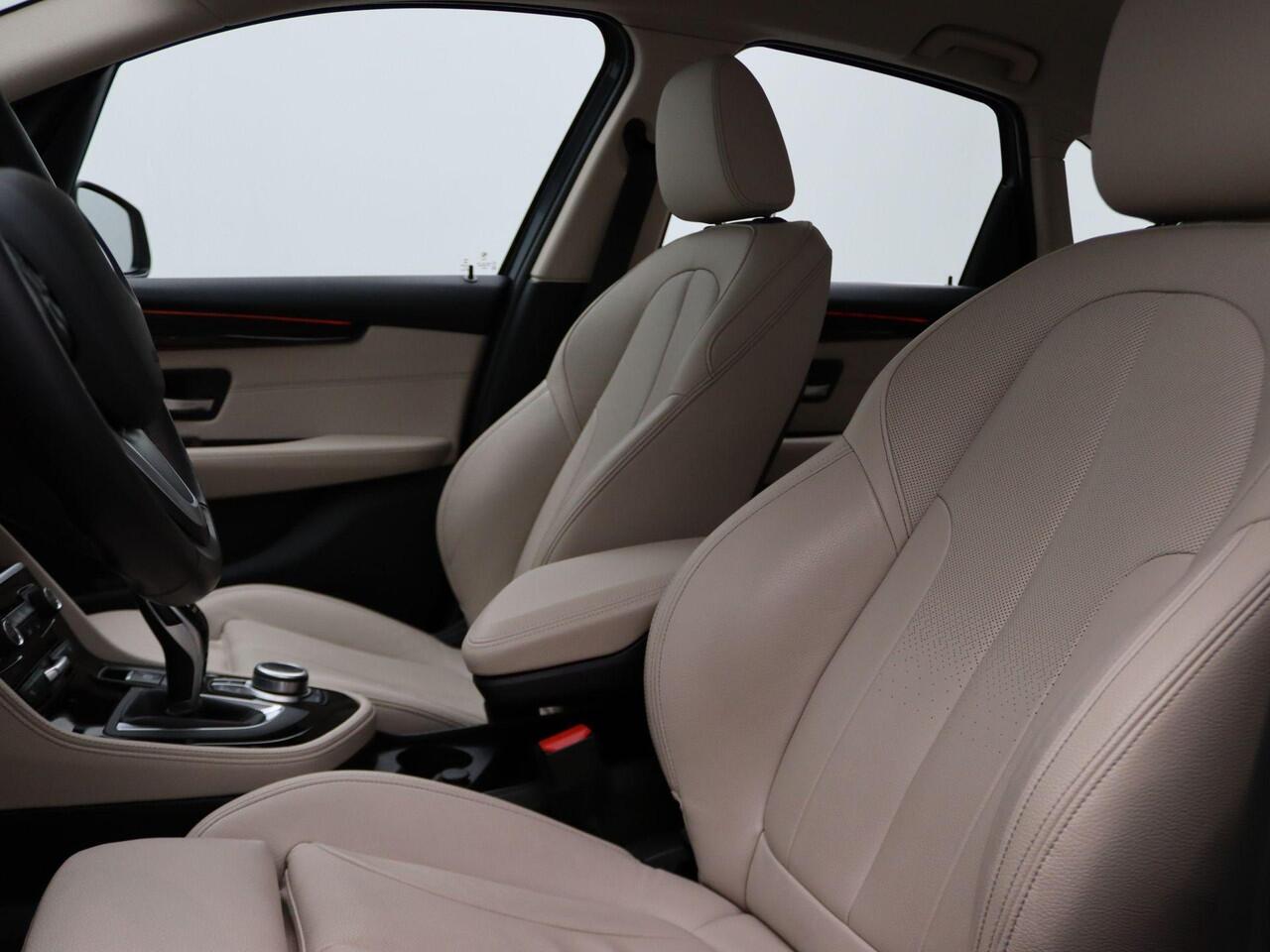 BMW 2-SERIE Active Tourer 218i High Executive | Sportline | Parking Pack | Trekhaak | Achteruitrijcamera | Sportstoelen | Head-Up Display | 17''