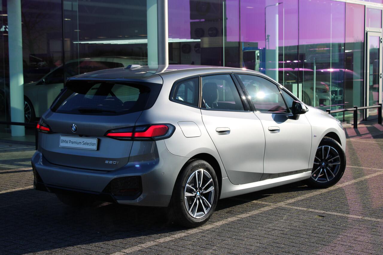 BMW 2-SERIE Active Tourer 220i M Sport Automaat / Achteruitrijcamera / Adaptieve LED / Comfort Access / M Adaptief onderstel / Parking Assistant / Stoelverwarming