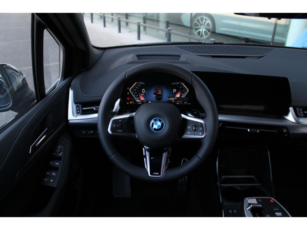 BMW 2-SERIE Active Tourer 225e xDrive High Executive M Sport Automaat / Panoramadak / Trekhaak / Sportstoelen / Adaptieve LED / M Adaptief onderstel / Head-Up / Parking Assistant Plus