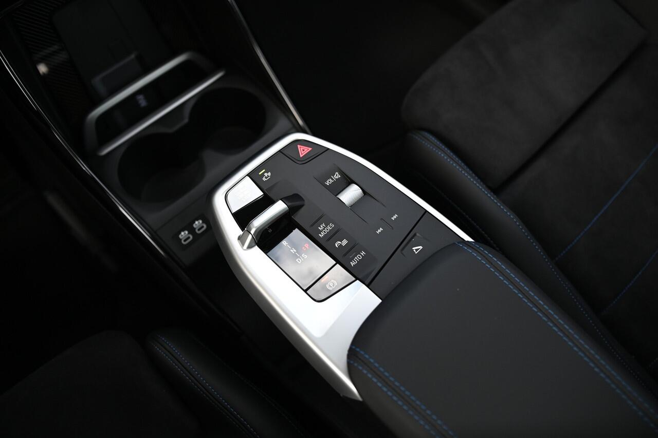 BMW 2-SERIE Active Tourer 225e xDrive High Executive M Sport Automaat / Panoramadak / Trekhaak / Sportstoelen / Adaptieve LED / M Adaptief onderstel / Parking Assistant Plus / Head-Up