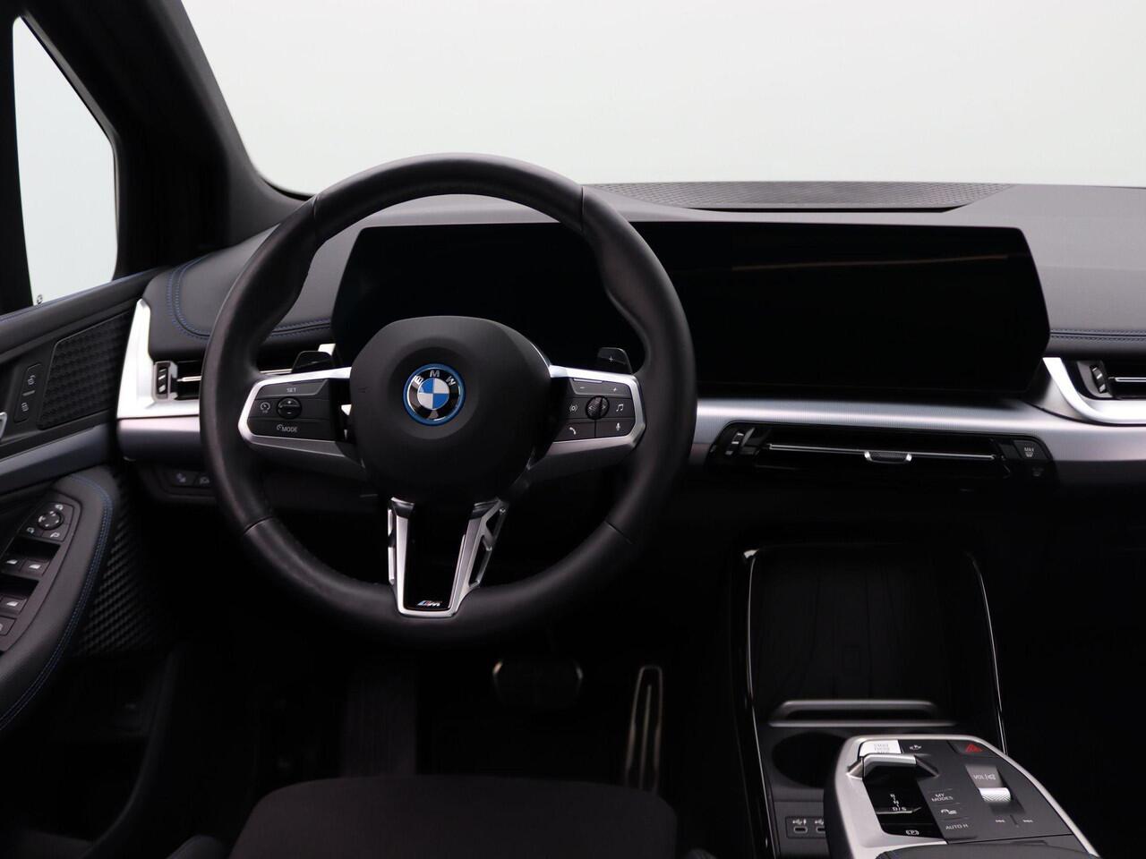 BMW 2-SERIE Active Tourer 225e xDrive M Sportpakket | Premium Pack | Travel Pack | Achteruitrijcamera | Panoramadak | 17"