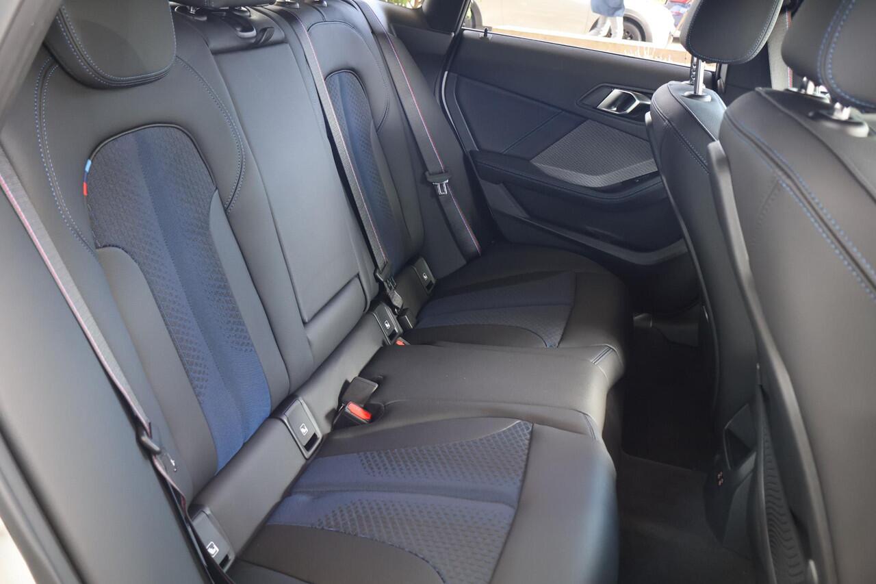 BMW 2-SERIE Gran Coupé 218i High Executive | M Sport Pro | Harman Kardon | Voorstoelen Verwarmd | Camera | Stuurverwarming | Active Cruise Control | 19" M Dubbelspaak